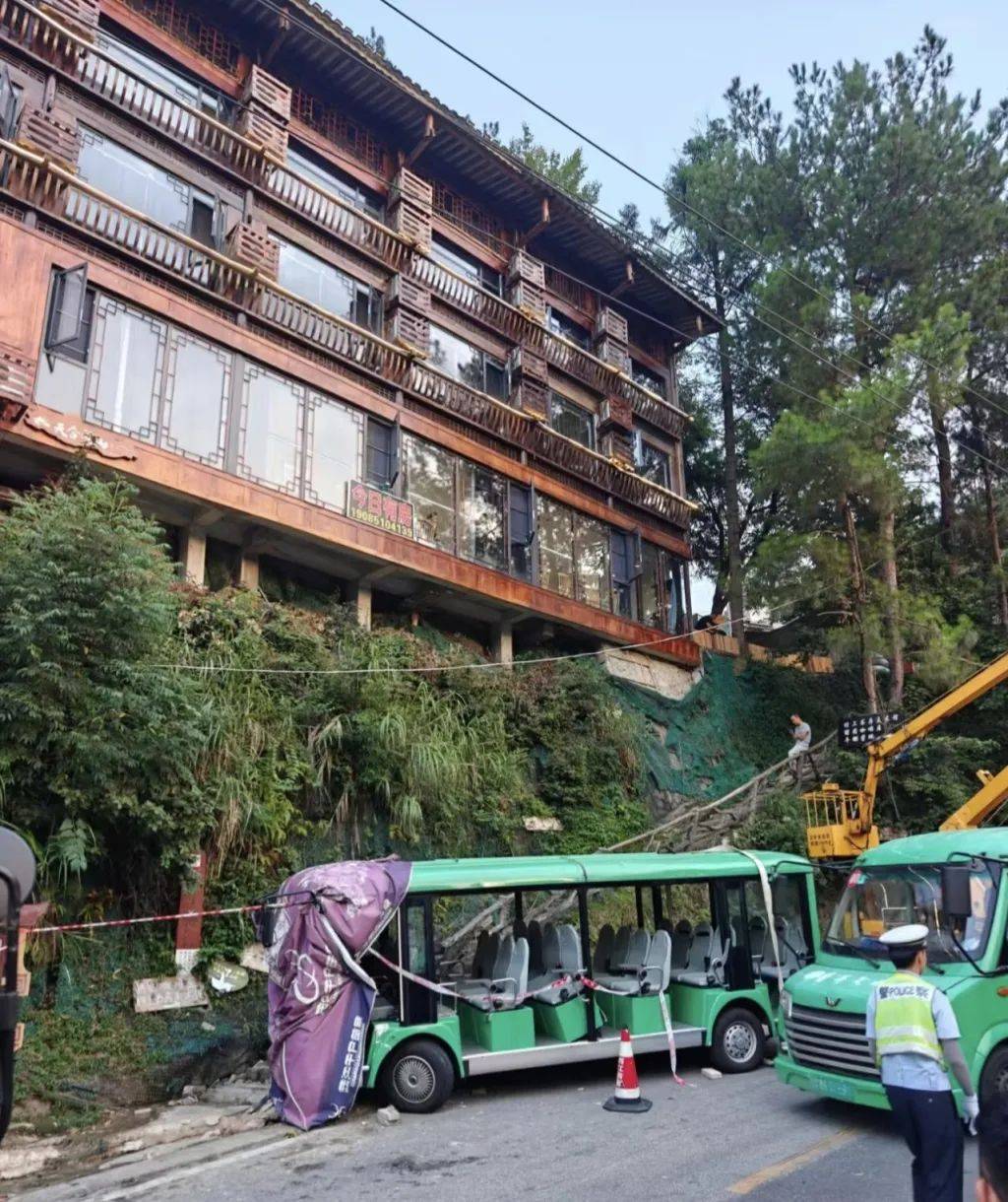 贵州千户苗寨景区观光车刹车失灵致游客受伤,亲历者:没人提醒系安全带,全车人都受伤;景区:正调查处置