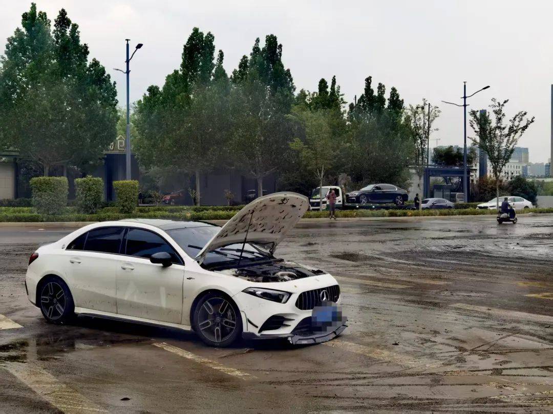 郑州暴雨致京广路隧道被淹，亲历者：车是飘起来的，很害怕，有人爬梯子离开 2021年也曾淹没多台车辆