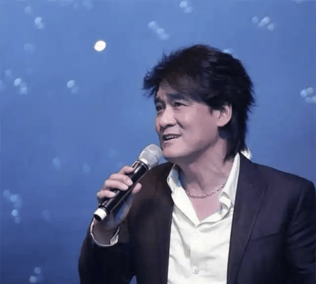 考古|64岁周华健近照曝光!被嘲身材走样,和妻子同框像两辈人