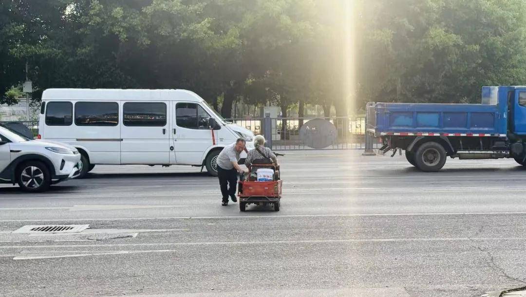 贵州省兴义监狱民警上班途中紧急施救，摔倒老人转危为安！