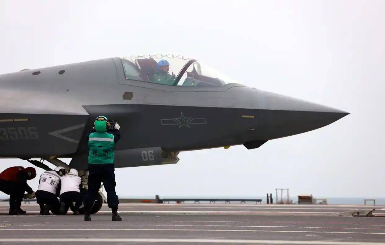 现场高清大图!一起感受舰载机弹射起飞“首秀”震撼瞬间